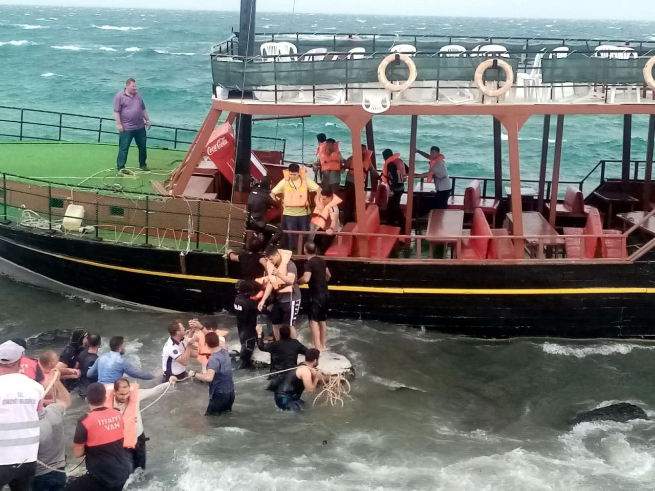 Van Gölü'nde gezi teknesi karaya oturdu - Sayfa 1