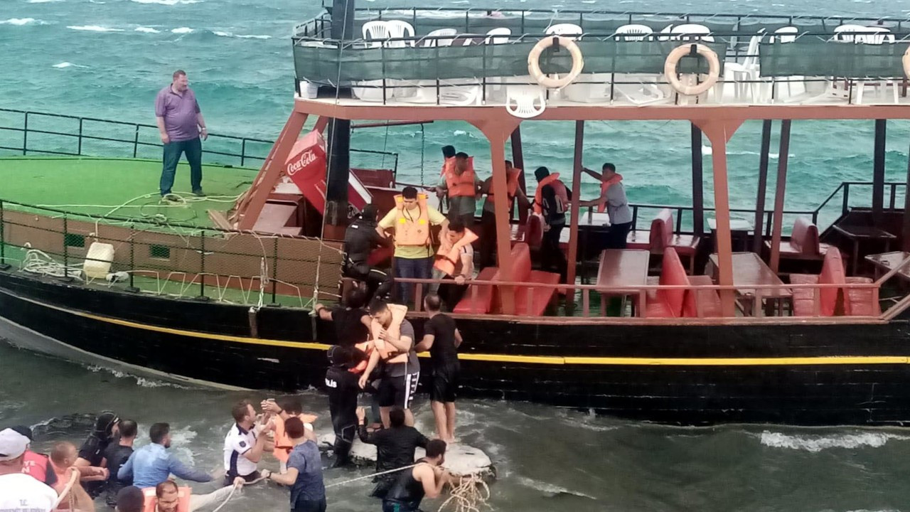 Van Gölü'nde gezi teknesi karaya oturdu