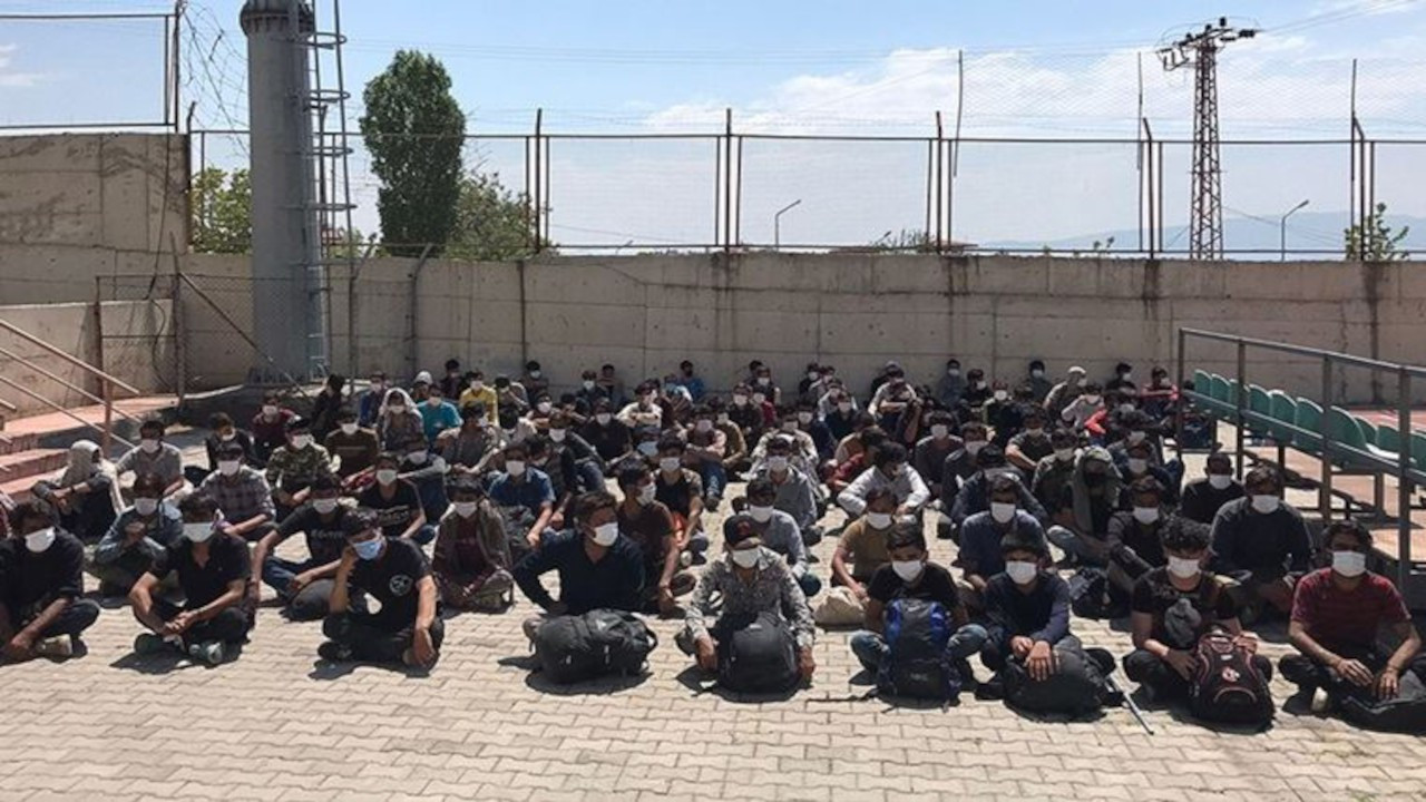 Van Erciş'te toplu halde yürüyen 113 Afgan mülteci gözaltına alındı