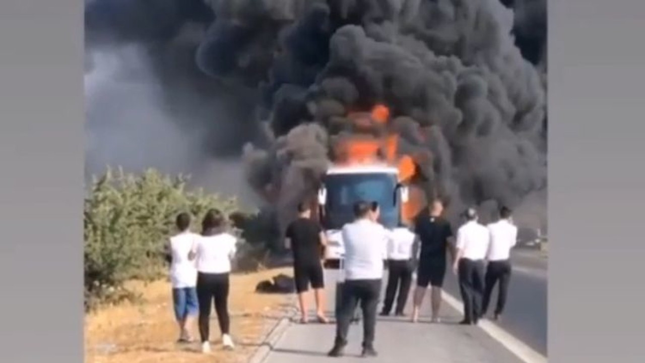 Seyir halindeyken motoru tutuşan yolcu otobüsü yandı
