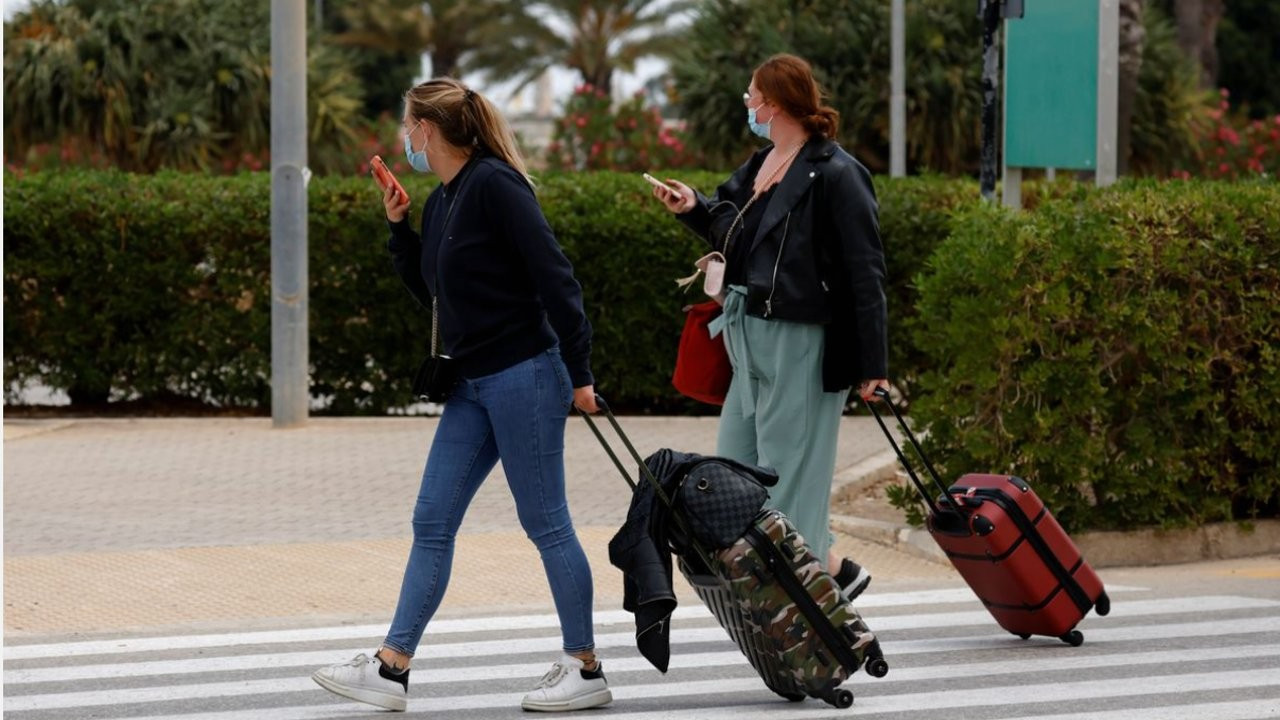 Hepsi Covid'e yakalanan 128 Fransız öğrenci Malta'dan özel uçakla dönecek