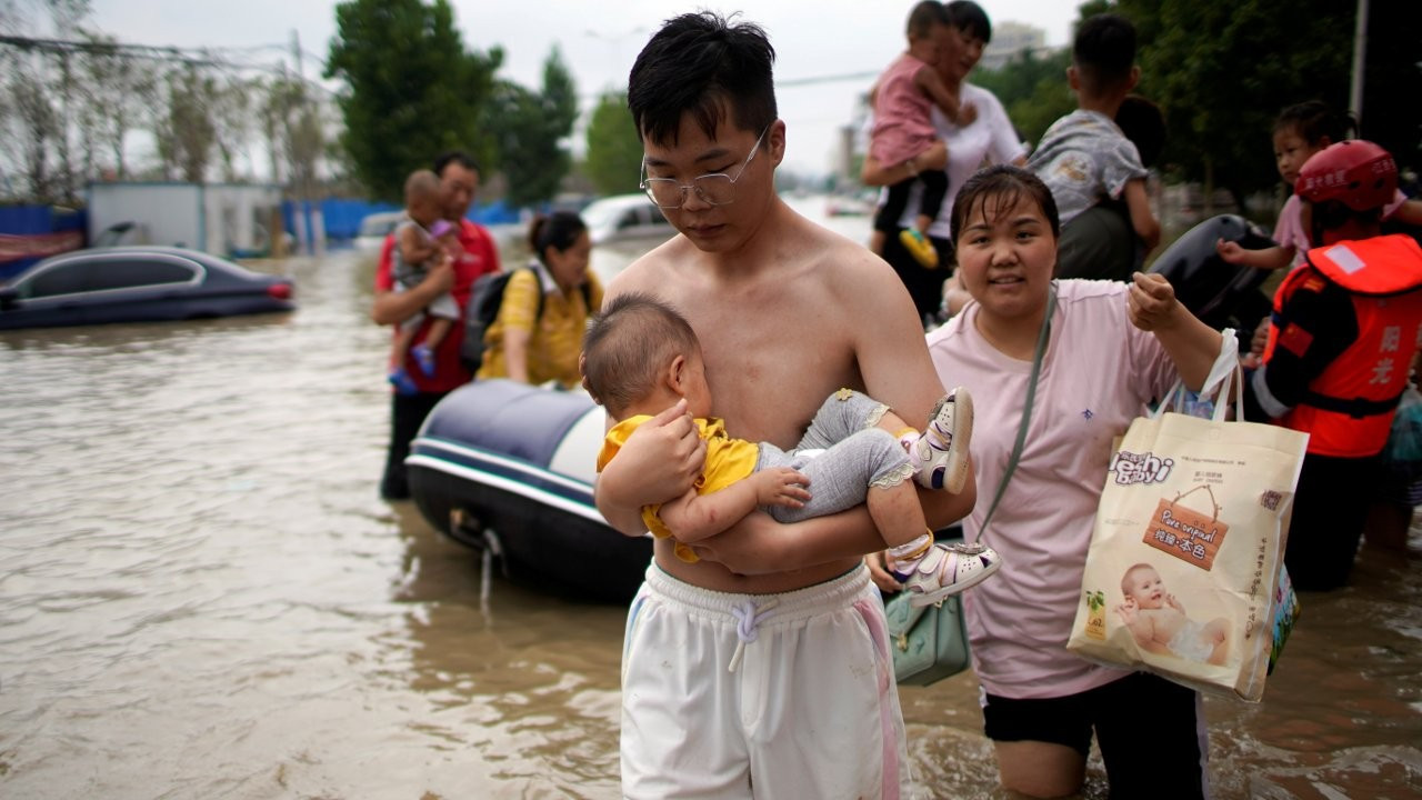 Çin'de sel: 4 aylık bebeğini kurtaran anne enkaz altından çıkarılamadı