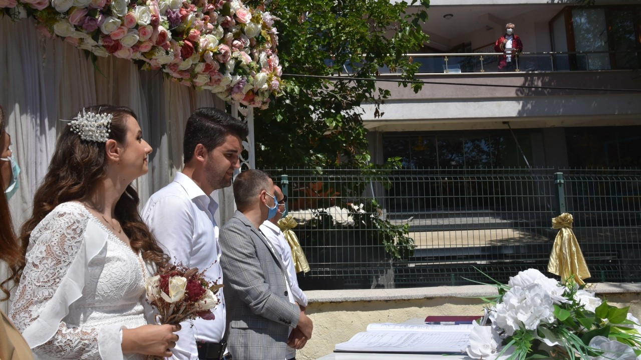 Covid-19'a yakalanan belediye başkanı evinin balkonundan nikah kıydı