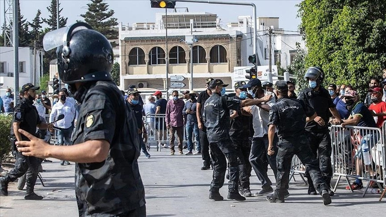 Tunus'ta sokağa çıkma yasağı ilan edildi