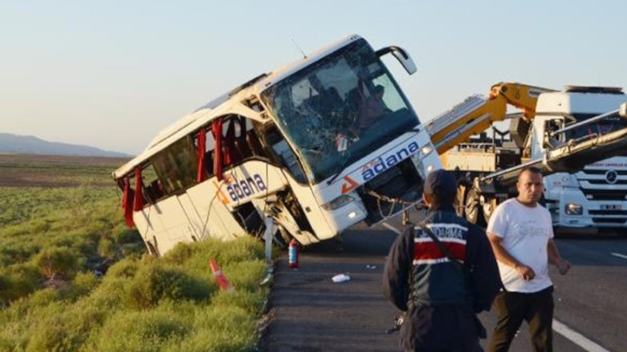 Aksaray'da yolcu otobüsü devrildi: 22 yaralı