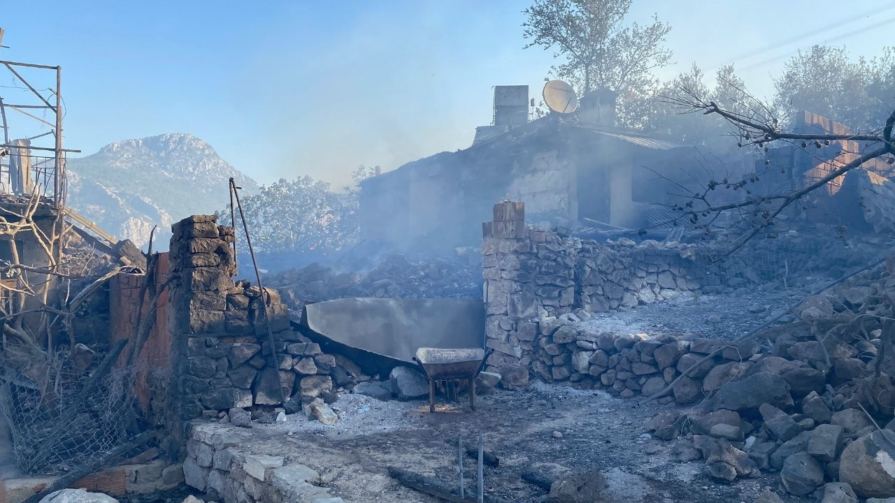 Akseki'de yangın: Mahsur kalan 10 kişi kurtarıldı