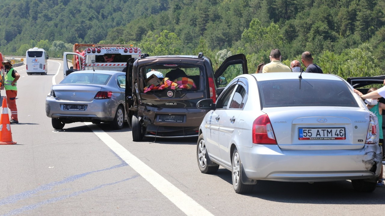 Anadolu Otoyolu'nda zincirleme trafik kazası: 3 yaralı