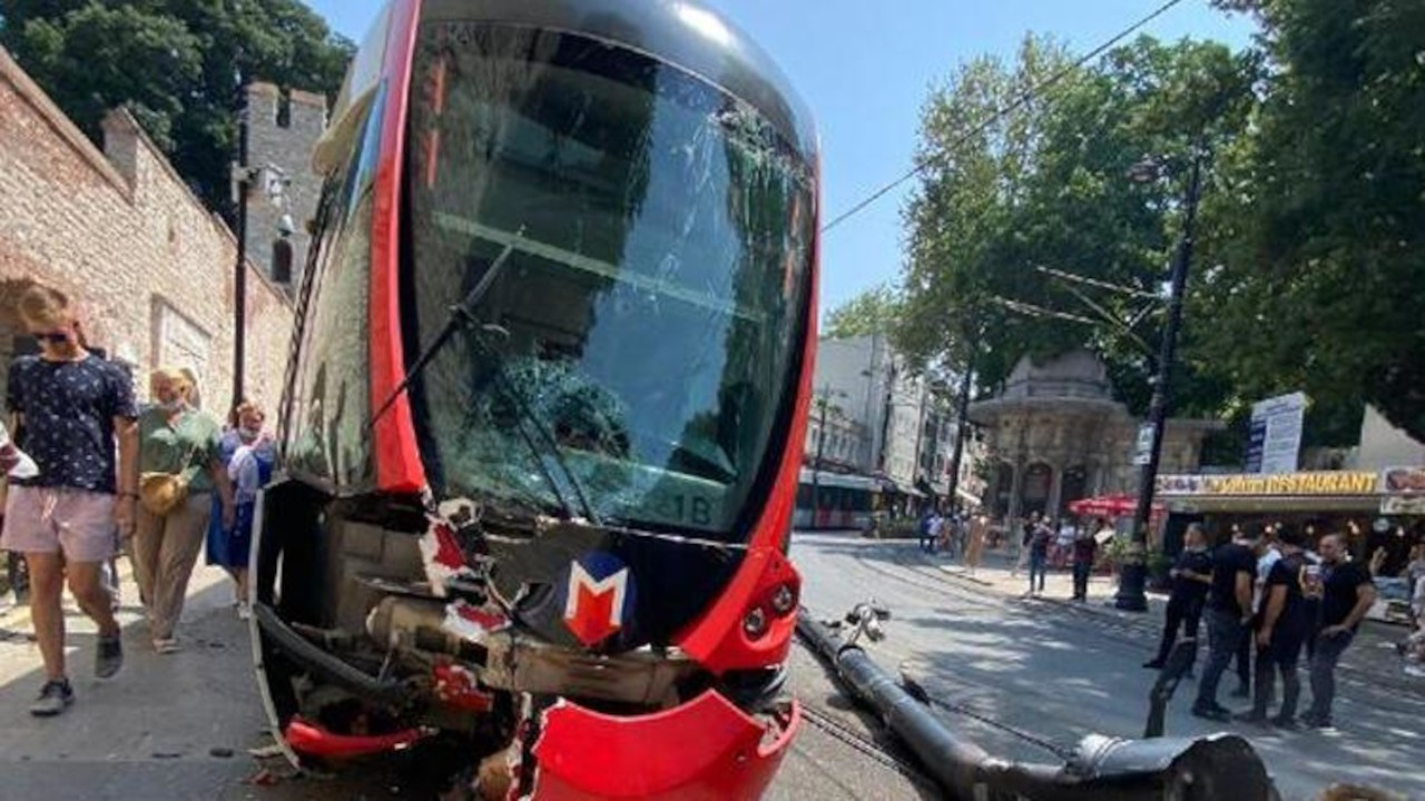 İstanbul'da tramvay yoldan çıkıp elektrik direğine çarptı