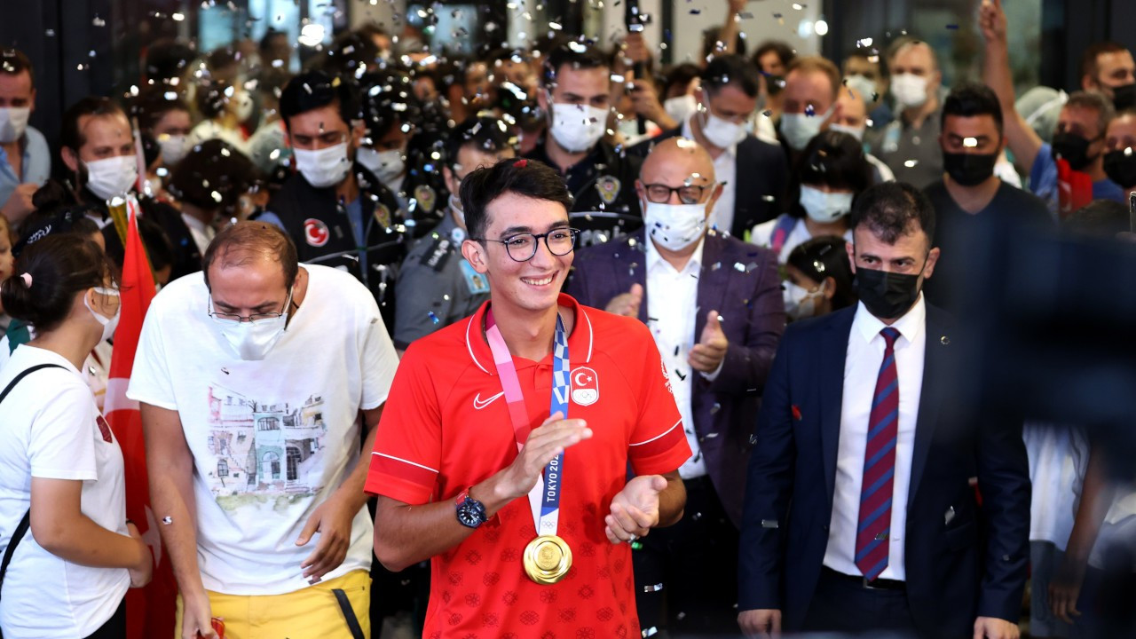 Olimpiyatlarda altın madalya kazanan okçu Mete Gazoz Türkiye'ye döndü