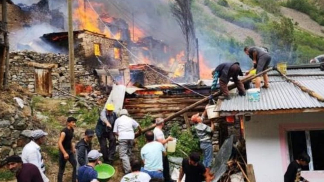 Artvin Yusufeli'nde yangın: 33 ev yandı