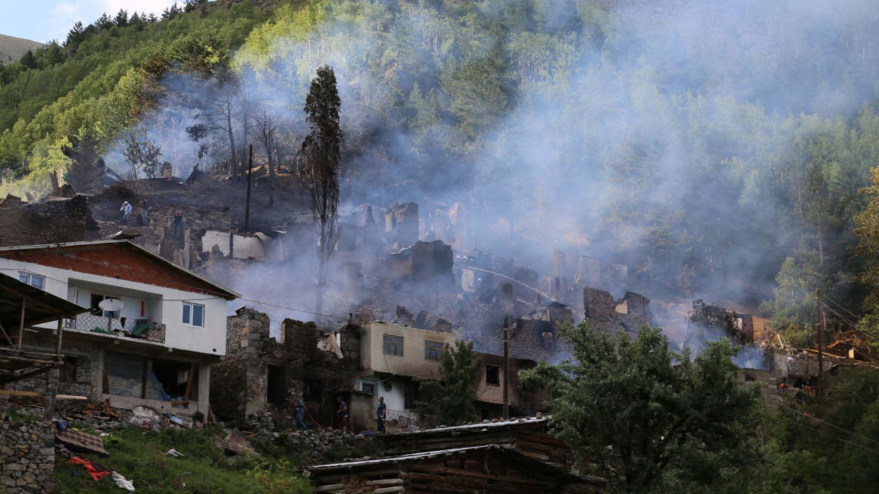 Artvin'deki yangında 33 ev kül oldu