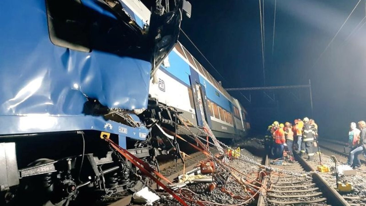 Çek Cumhuriyeti'nde iki tren çarpıştı: En az 2 ölü, 40 yaralı