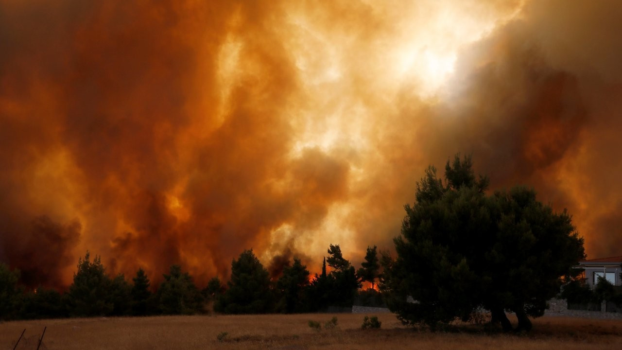 Atina'nın kuzeyindeki yangınlar kontrolden çıktı: Binlerce kişi tahliye edildi