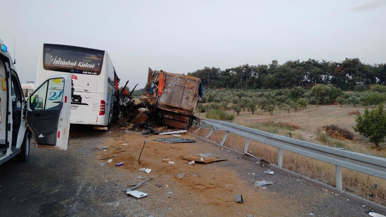 Soma'da tır ve yolcu otobüsü çarpıştı: 6 ölü, 37 yaralı