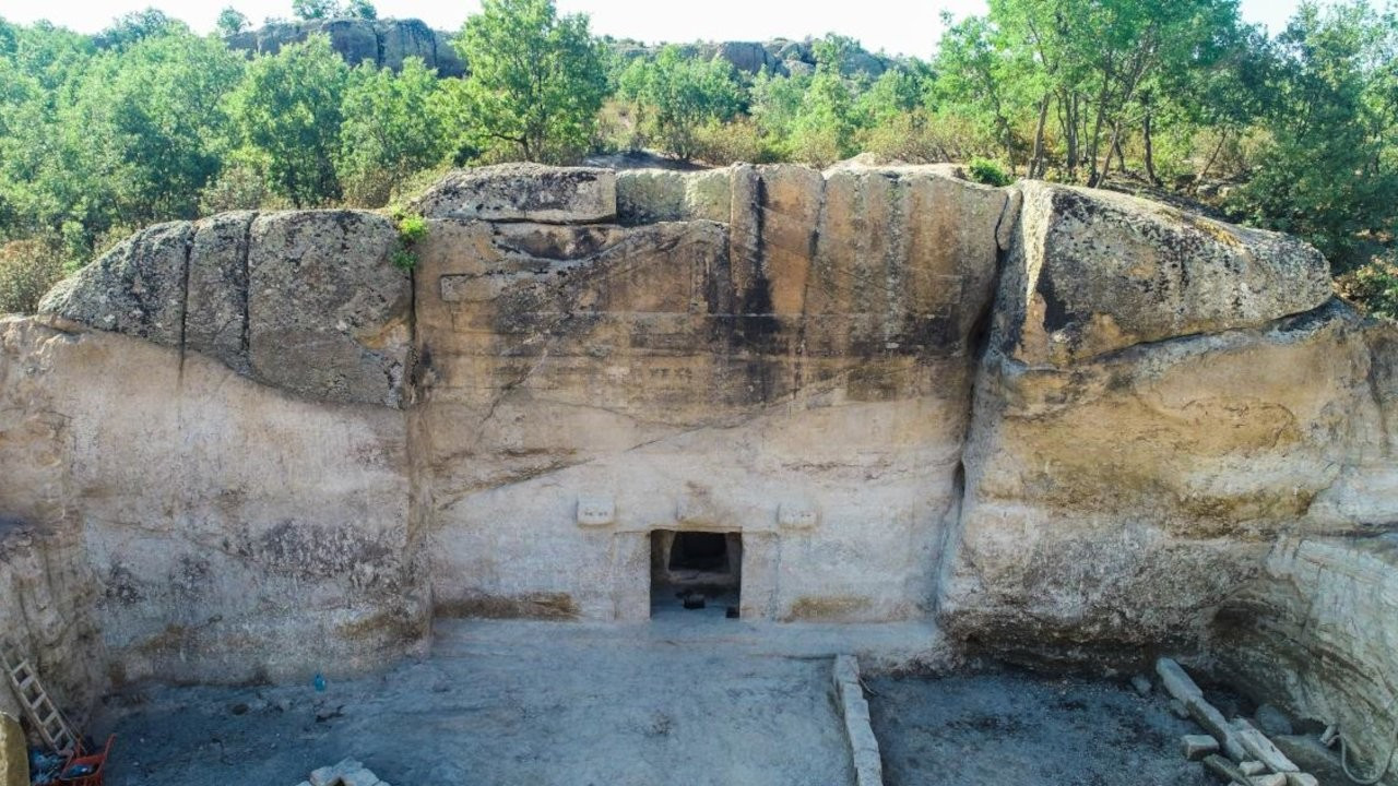 Frigya'daki kurtarma kazısında 'Maltaş Tapınağı' gün yüzüne çıktı