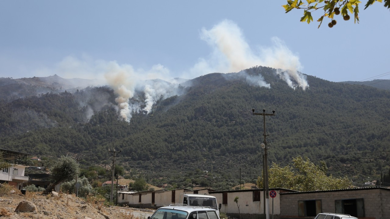 Aydın'daki yangın söndürme çalışmalarında kepçe operatörü ağır yaralandı