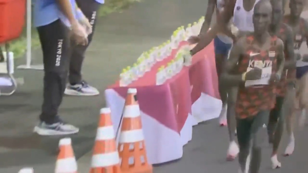 Amdouni'nin maratondaki hareketi tepki çekti: Su şişelerini devirdi