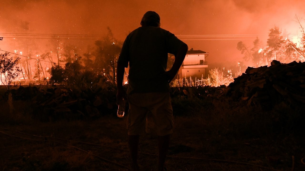 Yunanistan'ın Evia adasındaki yangın hâlâ kontrol altına alınamadı