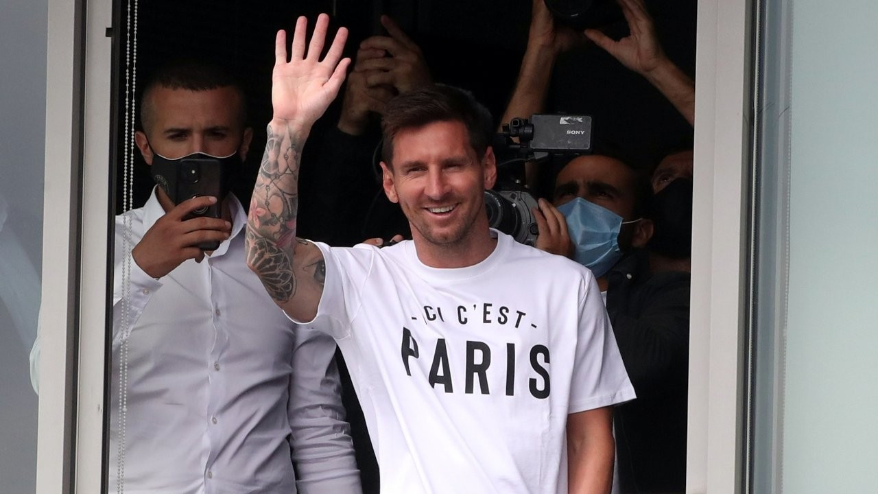 Messi Paris'te: Yüzlerce kişi karşıladı