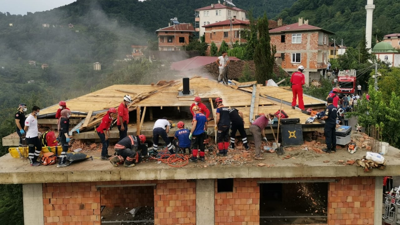 Trabzon'da inşaatın çatısı çöktü, 2 işçi enkaz altında kaldı