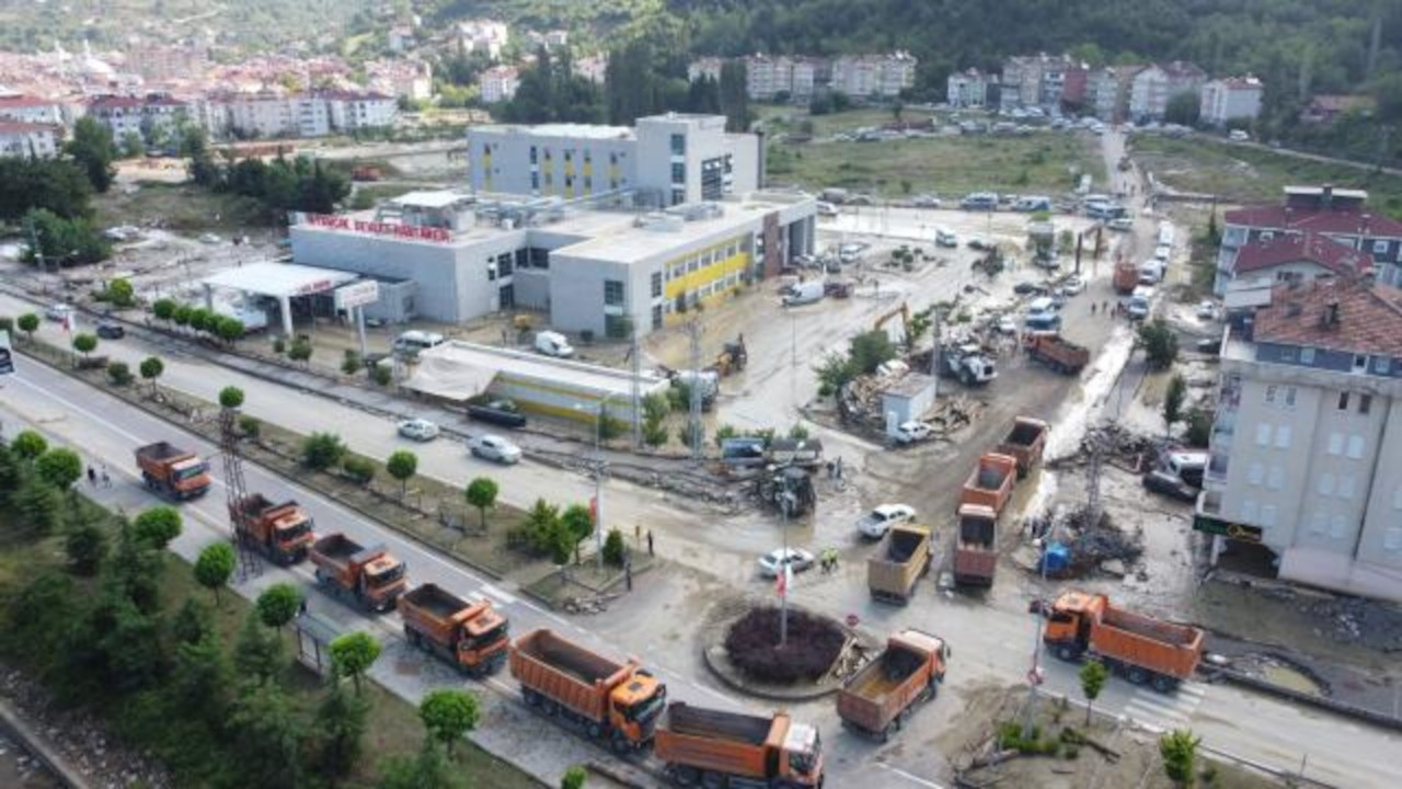 Sinop Ayancık'ta selin ardından temizlik çalışmaları devam ediyor