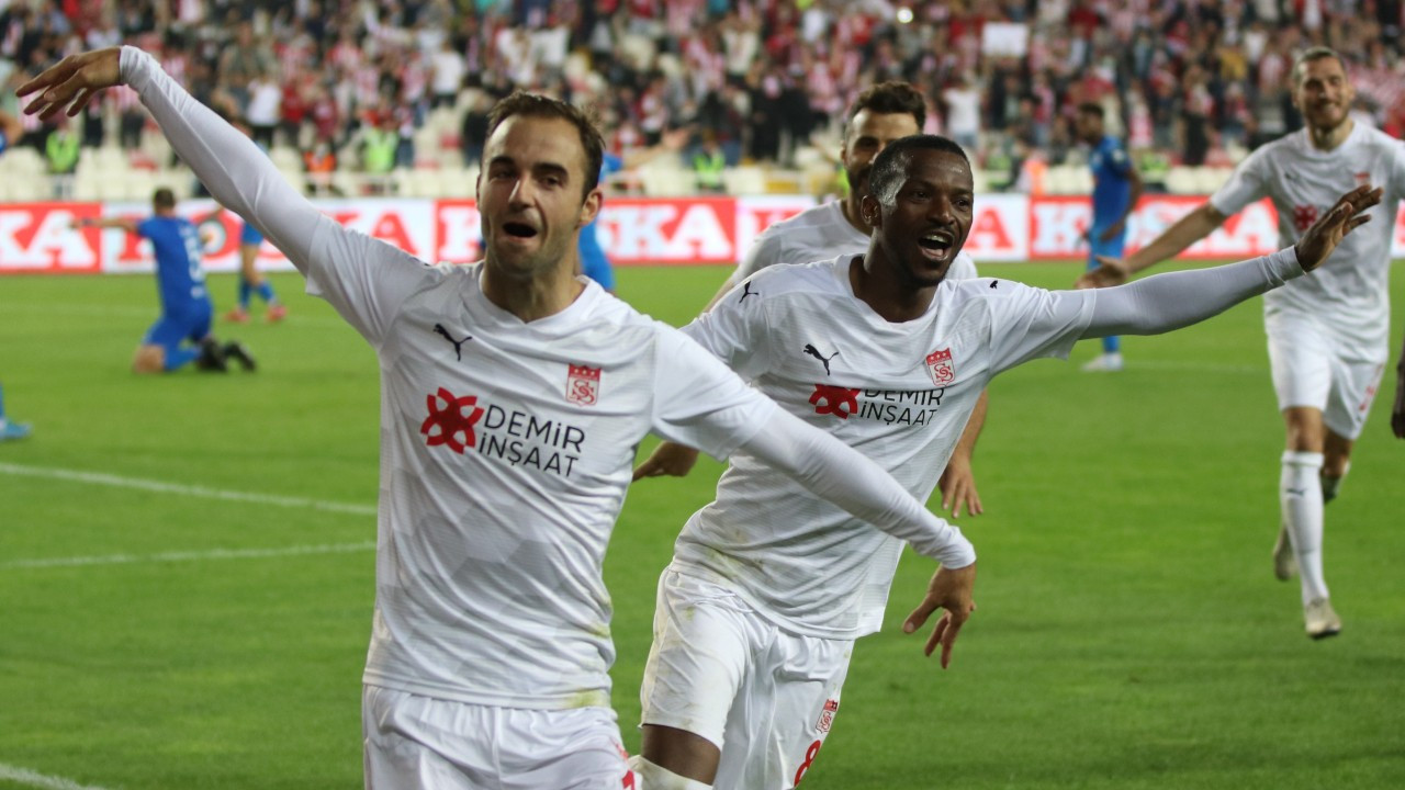 Sivasspor uzatma golüyle play-off turuna kaldı