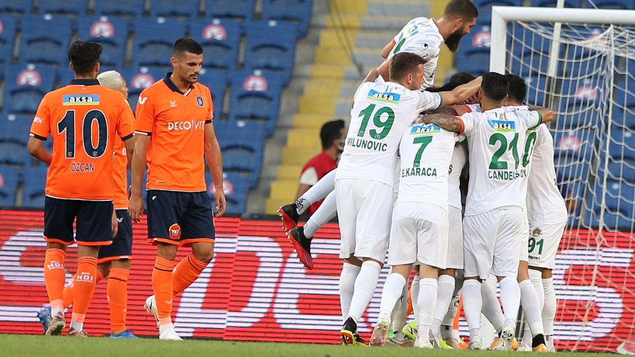 Başakşehir sahasında Alanyaspor'a 1-0 yenildi