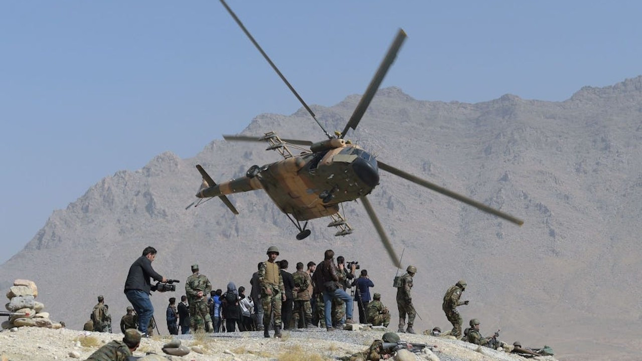 Afgan askerler 22 uçak ve 24 helikopteri Özbekistan'a kaçırdı