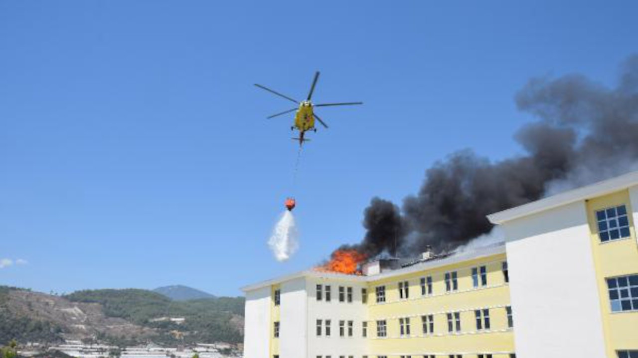 Yurt çatısındaki yangın helikopterle söndürüldü