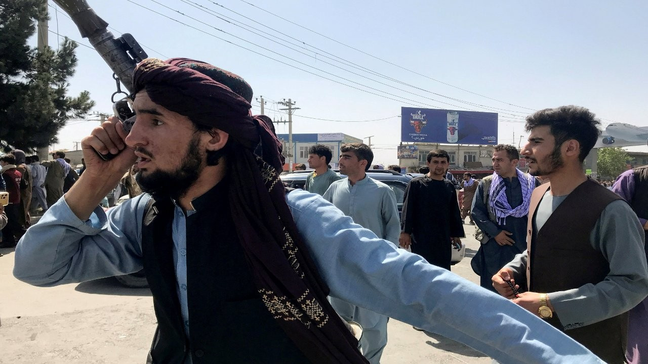 'Taliban sırtıma 20 kiloluk silah yükleyip elime patlayıcı verdi'