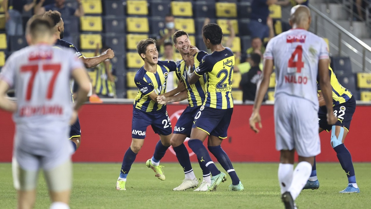 Fenerbahçe son dakikalarda bulduğu gollerle kazandı