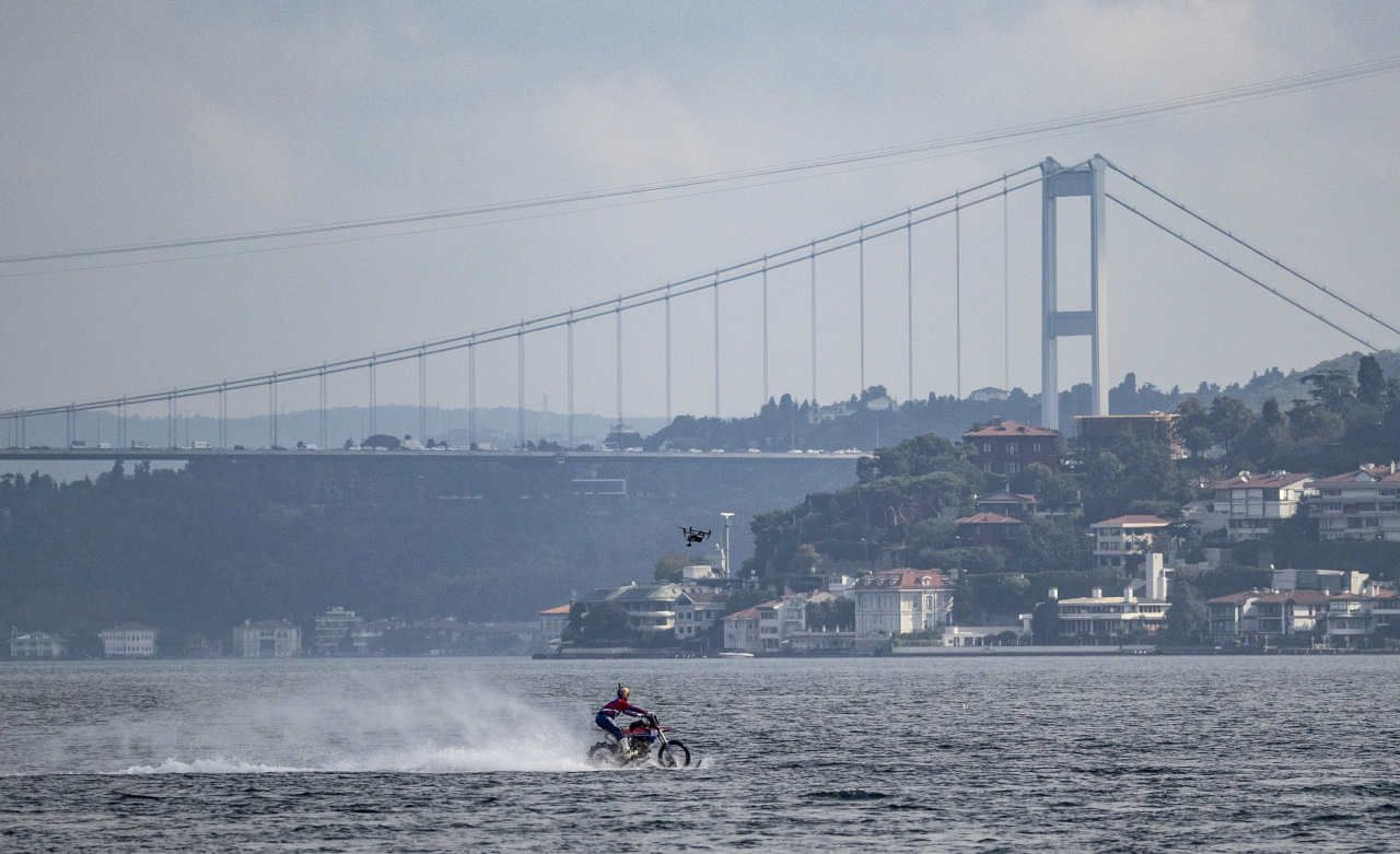 Motosikletle su üzerinden 1.5 dakikada İstanbul Boğazı'nı geçti - Sayfa 1