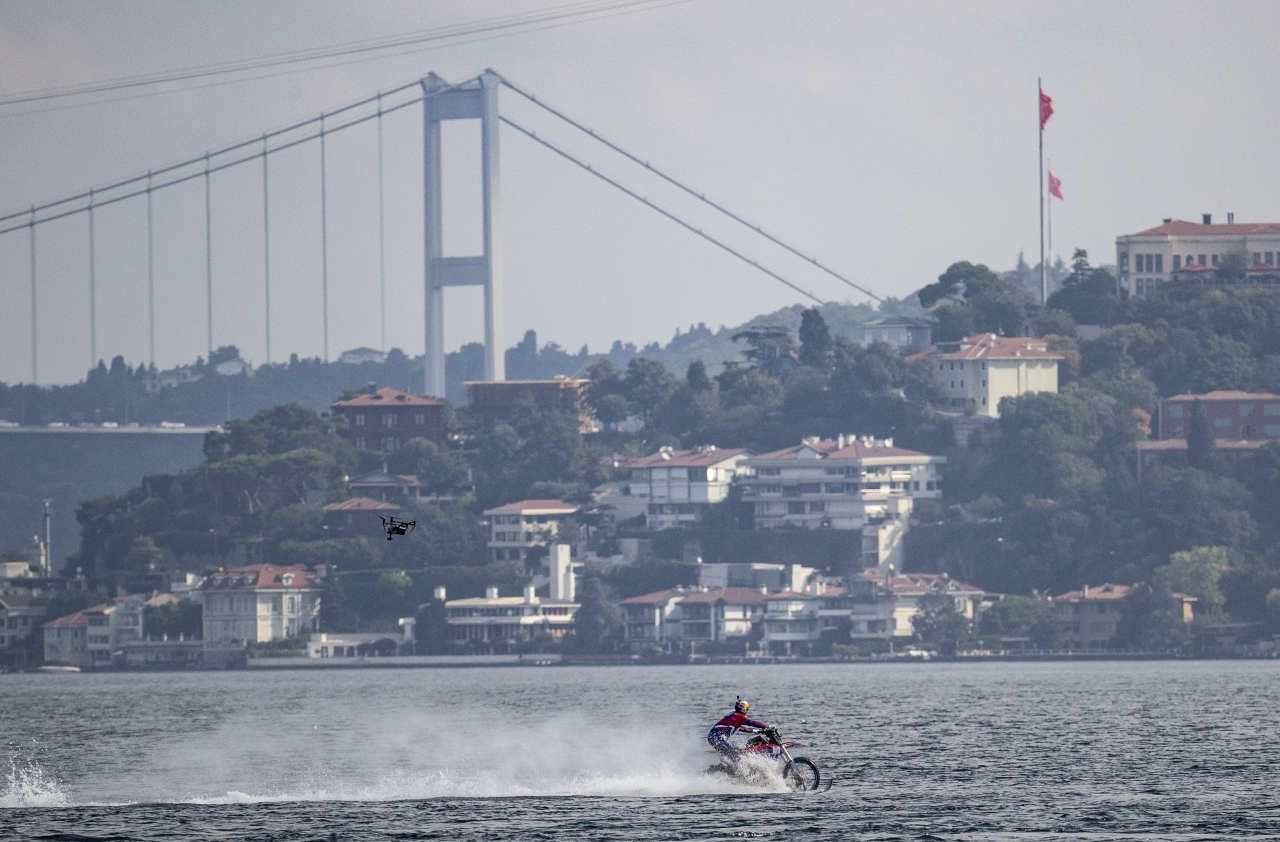 Motosikletle su üzerinden 1.5 dakikada İstanbul Boğazı'nı geçti - Sayfa 2