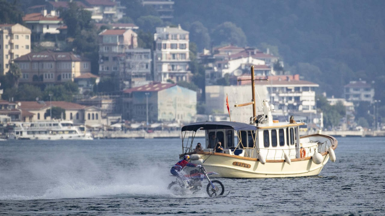 Motosikletle su üzerinden 1.5 dakikada İstanbul Boğazı'nı geçti