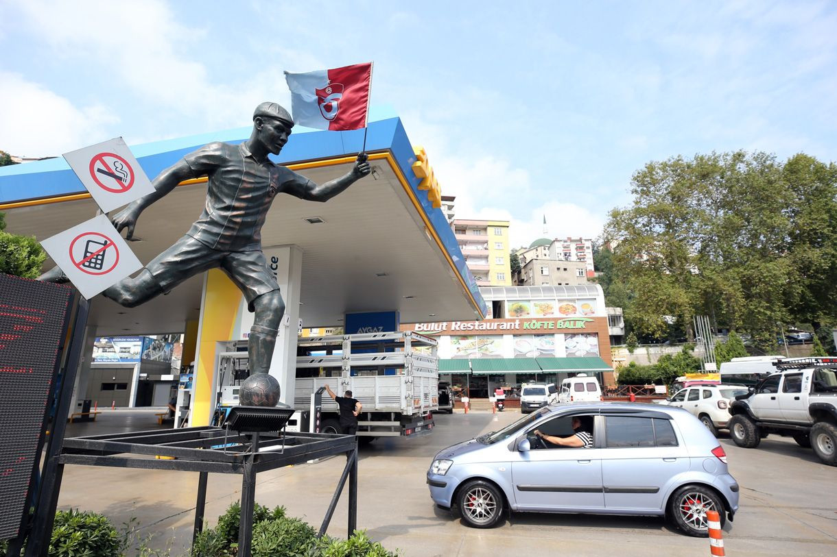 Trabzonsporlu bir taraftar Nwakaeme'nin heykelini dikti - Sayfa 1