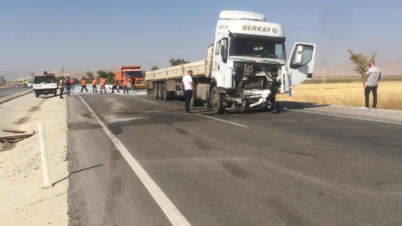 Konya'da trafik kazası: 6 kişi öldü, 2 kişi yaralandı