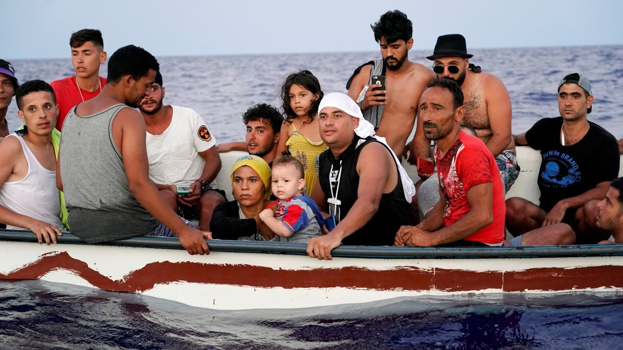 Libya’dan açılan teknedeki 539 göçmen kurtarılarak İtalya’ya getirildi