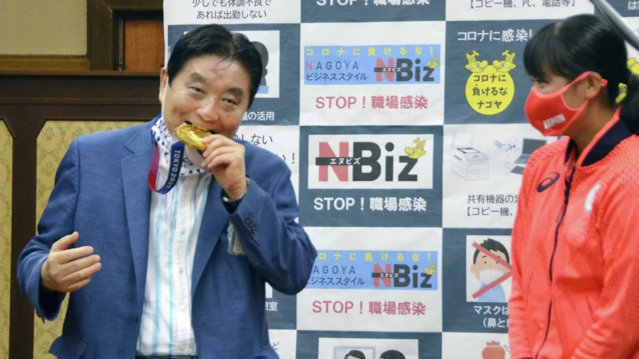 Olimpiyat madalyasını ısıran Japon başkan Covid-19'a yakalandı
