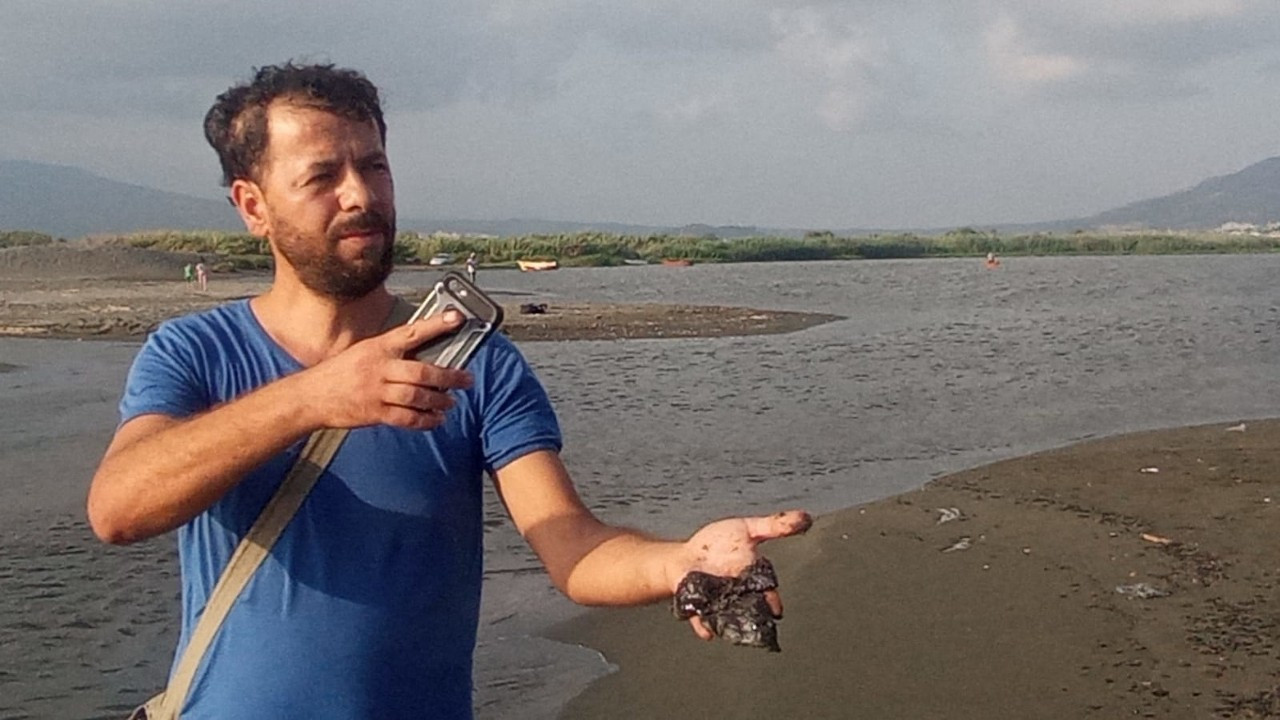 Hatay Samandağ'da sahile petrol atığı vurdu: Denize girmeyin