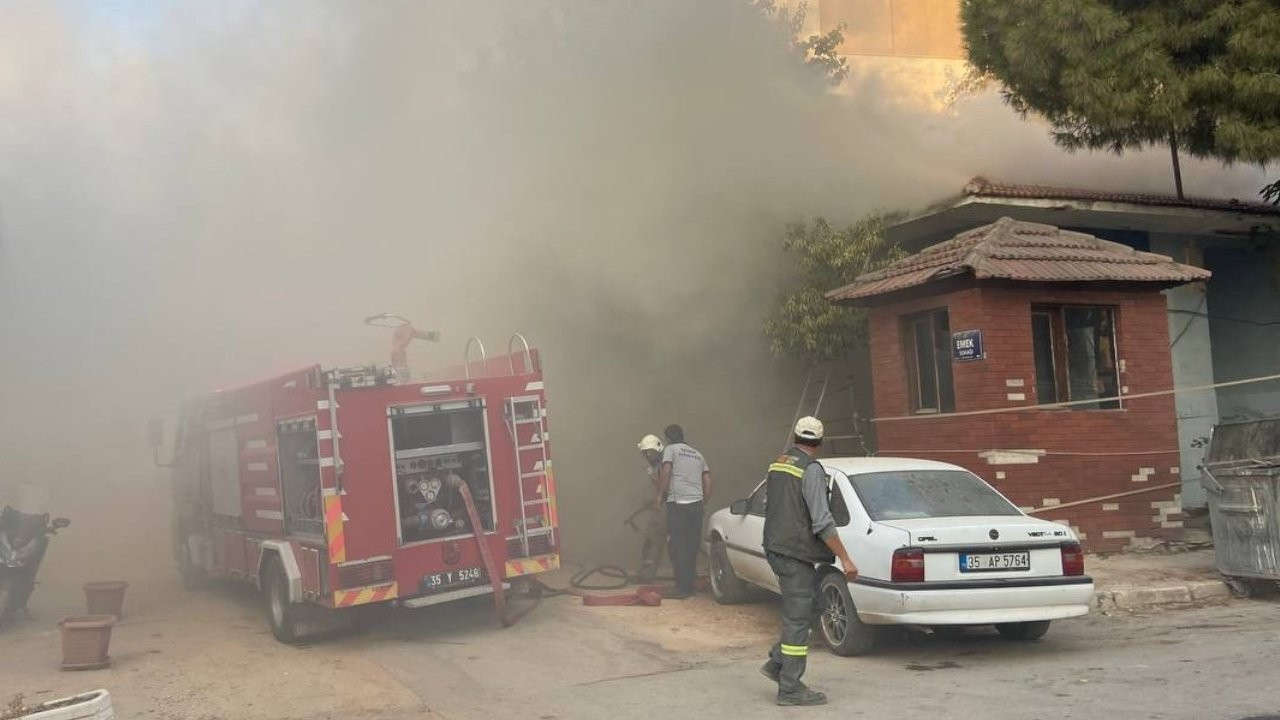 İtfaiye eri çatının çökmesiyle alevlerin arasına düştü