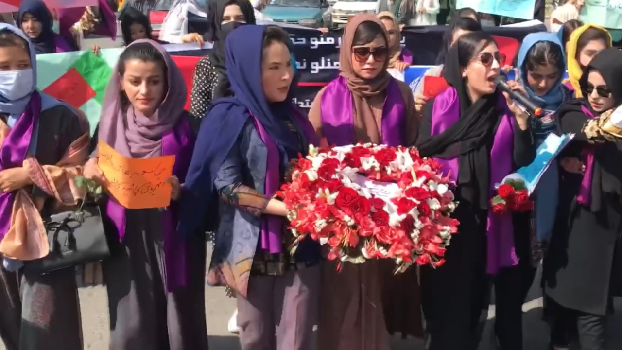 Kabil'de kadınların eylemine Taliban saldırdı