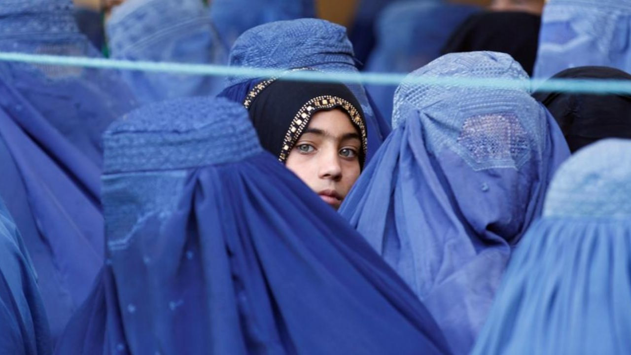 Taliban'dan kadın öğrencilere peçe, sınıflara perde zorunluluğu