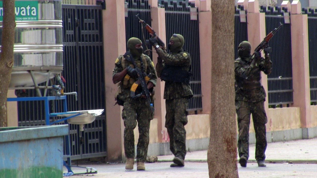 Gine'de yönetime el koyan ordudan çağrı: 'İsyan sayarız'
