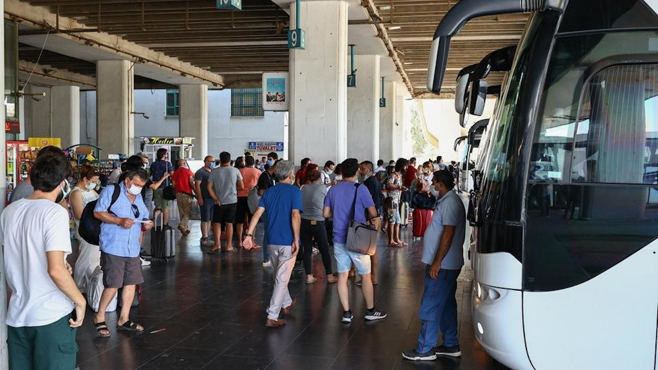 İzmir'de 18 yaşından küçüklere otobüs ve uçak bilet satışı yasaklandı