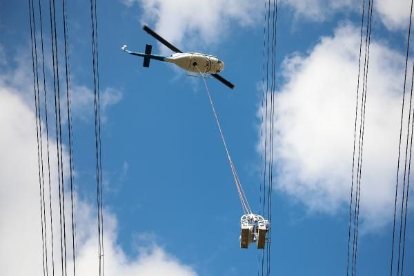 Helikopterden sarkıtılarak elektrik hatlarını onarıyorlar - Sayfa 1