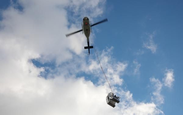 Helikopterden sarkıtılarak elektrik hatlarını onarıyorlar - Sayfa 3