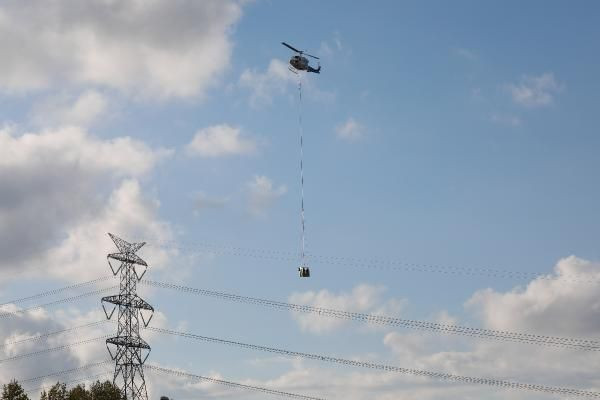 Helikopterden sarkıtılarak elektrik hatlarını onarıyorlar - Sayfa 4