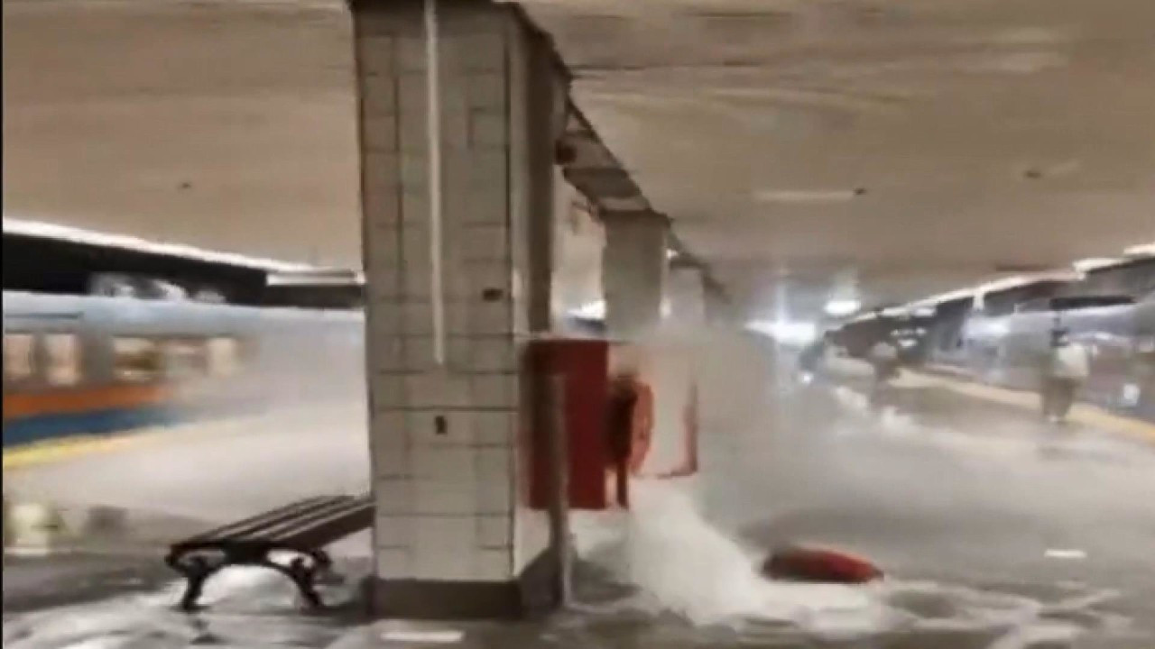 Vana kırıldı metroyu su bastı