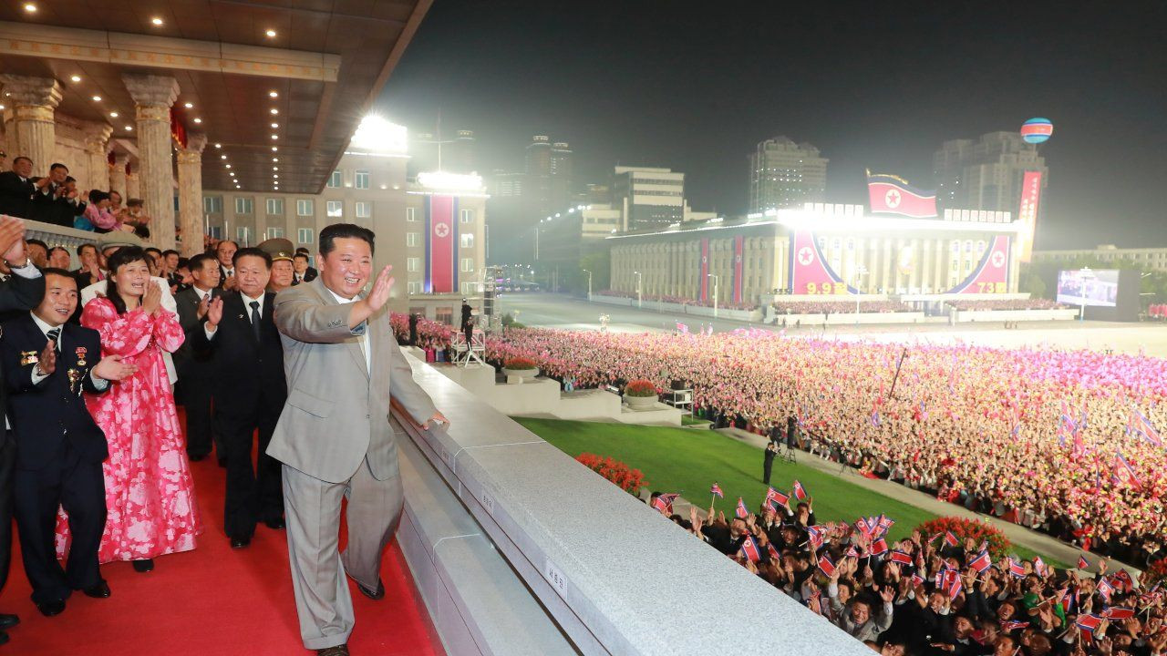 Kuzey Kore'nin kuruluş yıldönümüne kıyafetler damga vurdu - Sayfa 4