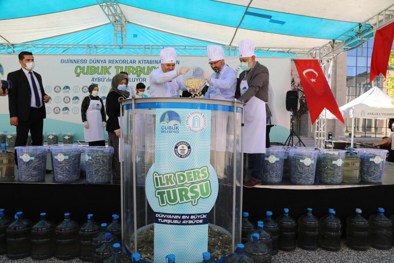 Ankara Yıldırım Beyazıt Üniversitesi akademisyen ve öğrencileri 1,5 tonluk kavanoza turşu kurdu - Sayfa 2